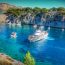 Partir en bateau pour découvrir les calanques