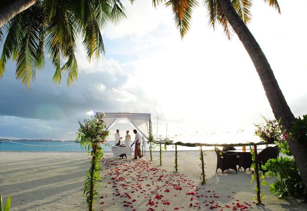 Couple sur la plage des Maldives