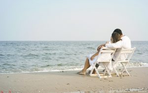 Un couple sur la plage