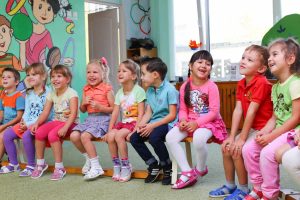 Amusement d'enfants dans une colonie de vacances