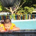 Enfant dans une piscine en colonie de vacances