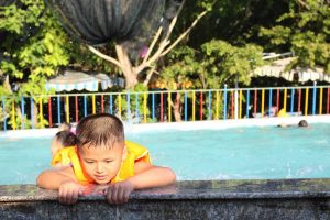 Enfant dans une piscine en colonie de vacances