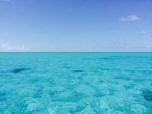 Ocean bleu lors des vacances aux Bahamas