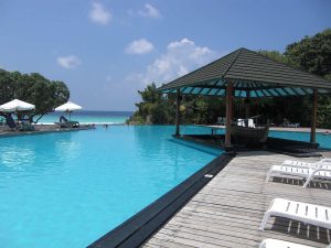 Hotel et piscine aux îles Maldives