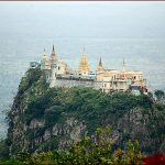 Le mont Popa et le monastère Taung Kalat en Birmanie