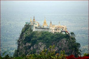 Le mont Popa et le monastère Taung Kalat en Birmanie