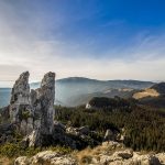 Paysage de la colline de Pietrele doamnei lors des vacances en Roumanie