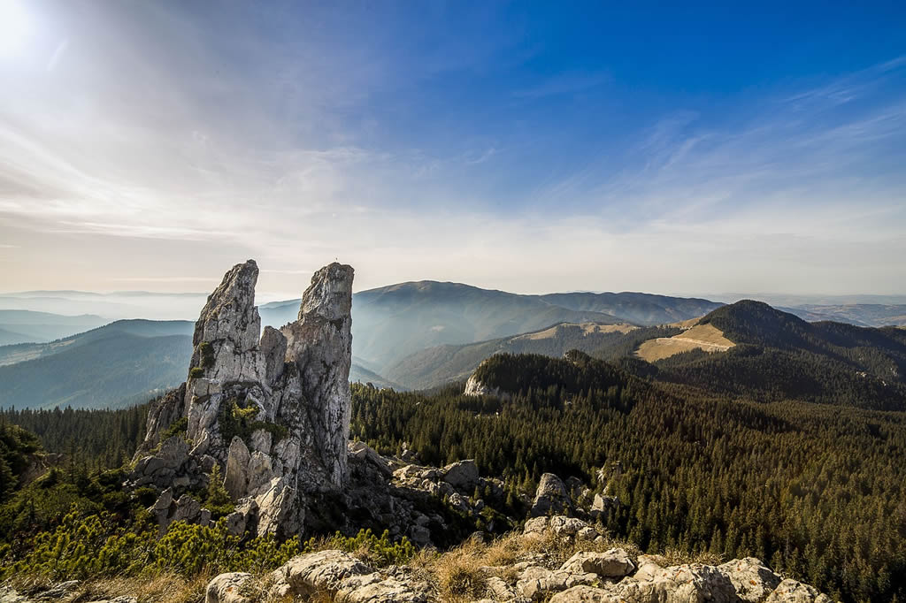 Paysage de la colline de Pietrele doamnei lors des vacances en Roumanie