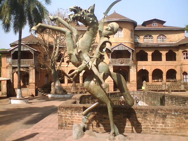 Monument du guerrier au sultanat de Bamoun dans la Cité des Arts Foumban au Cameroun