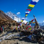 Randonnée pédestre sur la montagne d'Himalaya au Népal