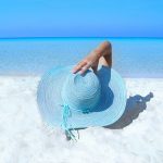 Un chapeau pour se protéger du soleil à la plage