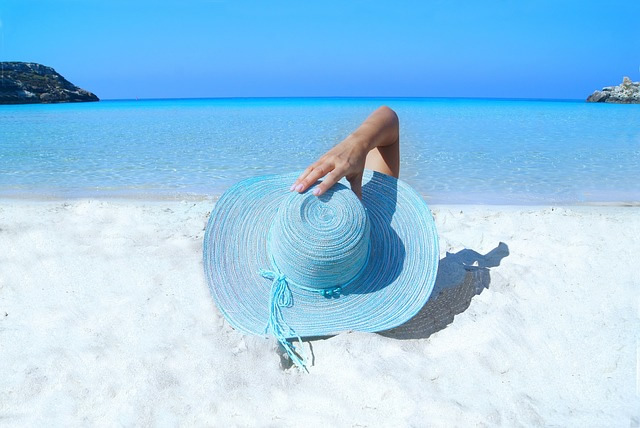 Un chapeau pour se protéger du soleil à la plage