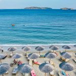 Une vue magnifique d'une plage pendant les vacances