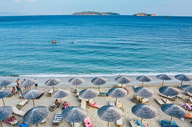 Une vue magnifique d'une plage pendant les vacances