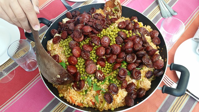Paella au poulet, au chorizo de la cuisine Portugaise