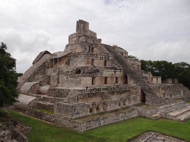 Temple de pierre antique Maya à Yucatan au Mexique
