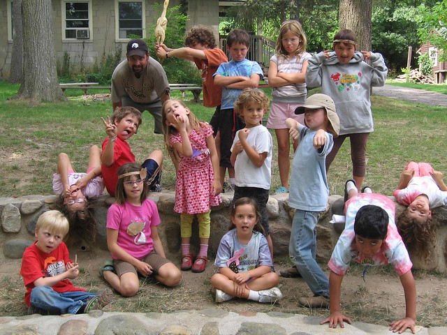 Une équipe de colonie de vacances pour enfant