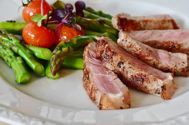 Des asperges du steak et de la viande de Veau