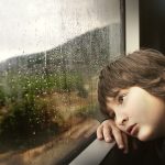 Un enfant qui s'ennui dans le train