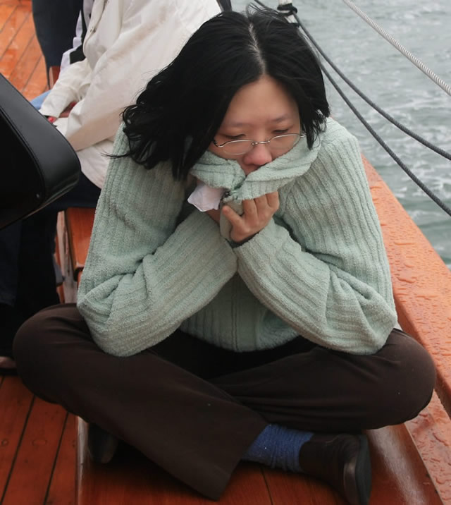 Une femme ayant le mal de mer