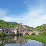 Une belle image de la ville d'Estaing