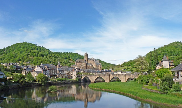 Une belle image de la ville d'Estaing à Aveyron