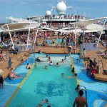 Une piscine de croisiere surpeuplee